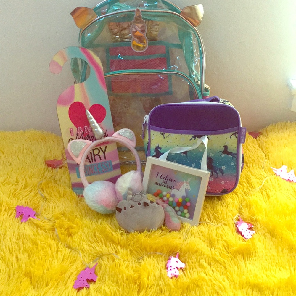 A whole set of unicorn stuff